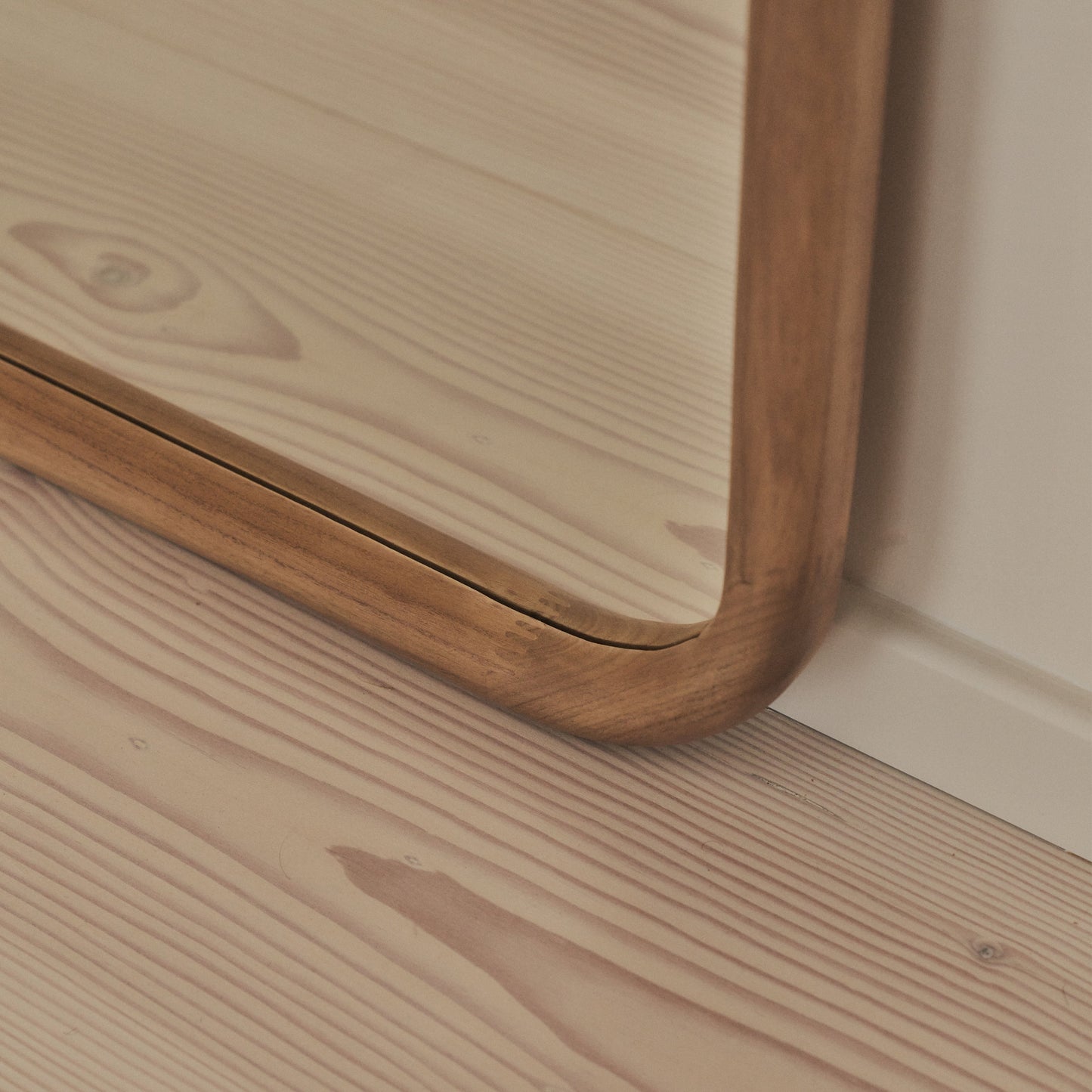 Milene – Espejo de Pared Curvado Extra Grande en Madera Cálida, 190 cm x 100 cm